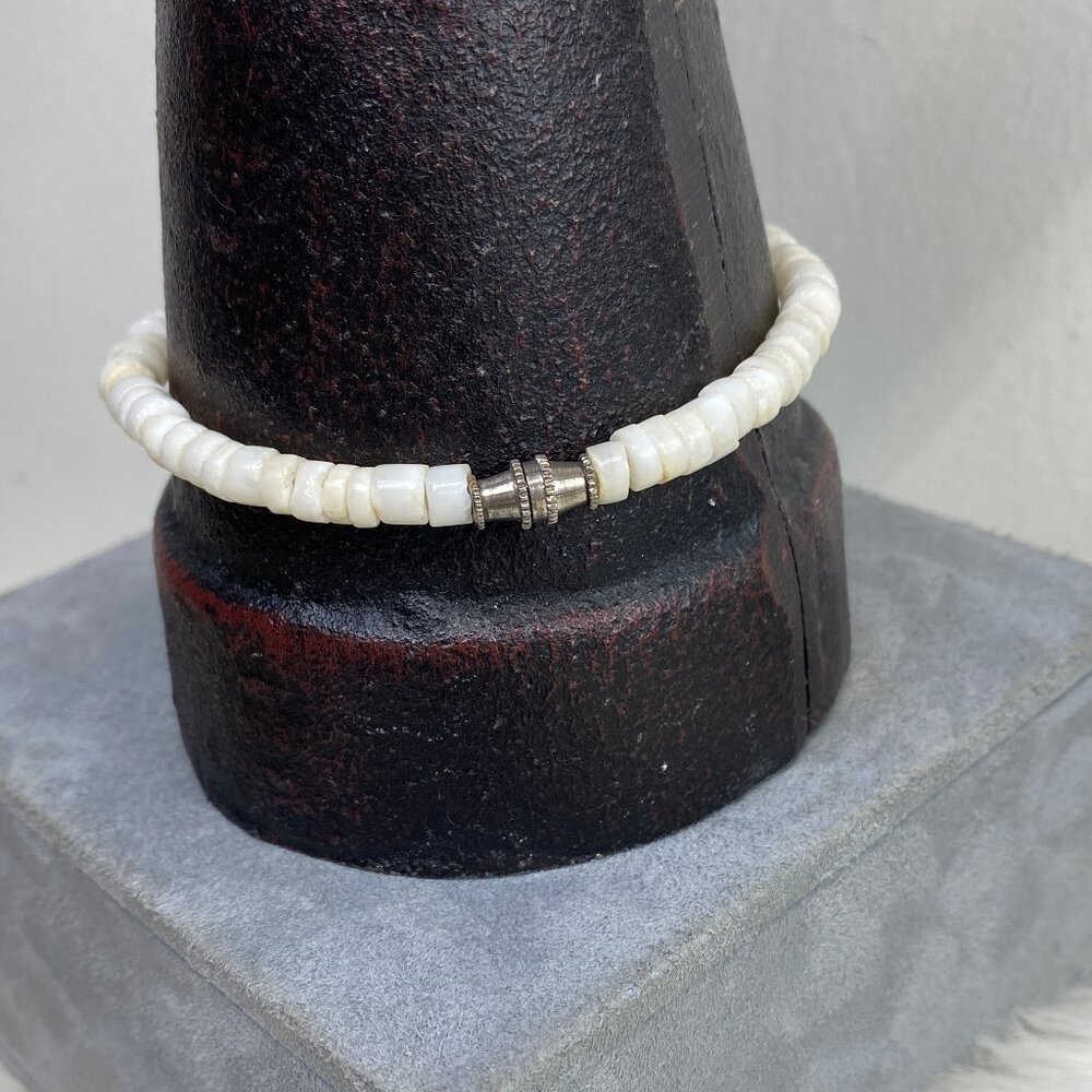 Hawaiian Jewelry Puka Shell Bracelet With Twist Barrel Closure 7.5"